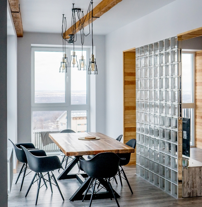 Необычная стенка-перегородка сделана из чешских прозрачных стеклоблоков с зеркальными торцами, купленных в салоне плитки и паркета Ceramix.