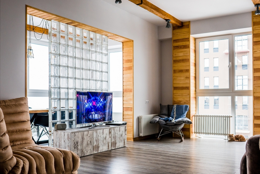 Всю мягкую мебель изготовили на заказ по эскизам авторов проекта. За выполнение этих нестандартных предметов взялась Фабрика особой мебели.