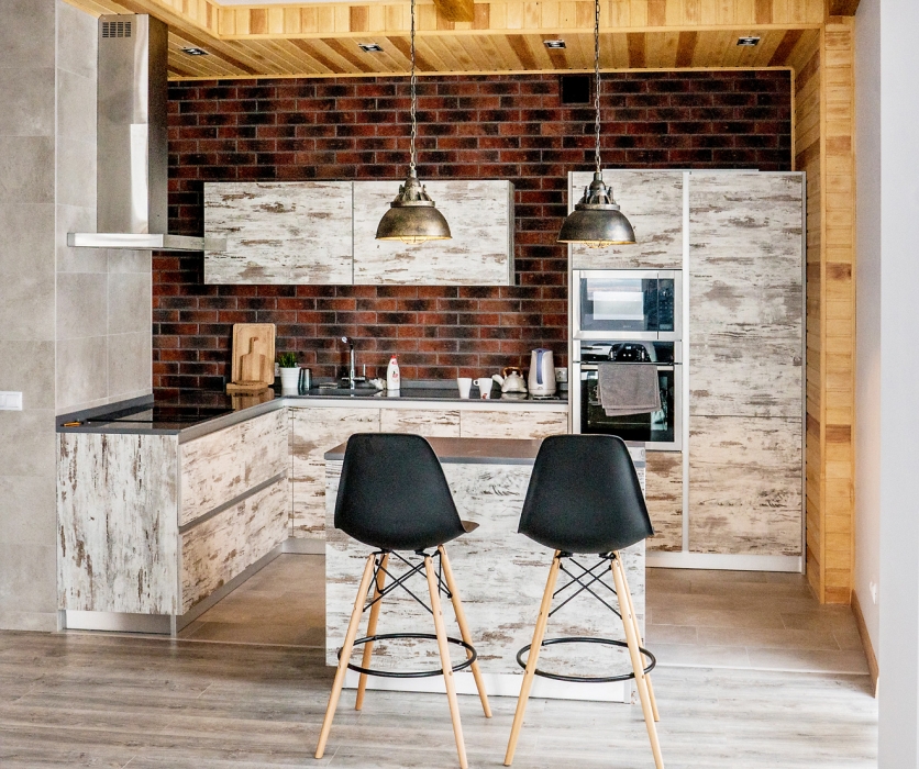 Необычную кухню от российской фабрики «Кухни ADM» заказали в салоне «Кухни Профф». Фасады с эффектом состаренного дерева, строгие прямые линии модулей