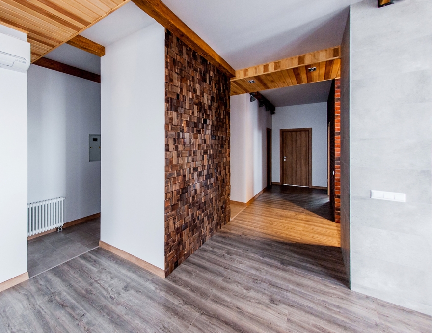 Деревянные балки на потолке и стене от салона «Галактика-Эксклюзив» – полиуретановая имитация дерева марки Cosca коллекции «Модерн». Покраска и