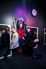 Джулиан Маккей. Мария Саша Кан, Надя Кан, Николас Маккей