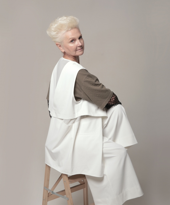 Татьяна Кугаева, 60 лет Возраст человека можно узнать по походке. Из-за отсутствия спорта, ходьбы босиком и неправильной обуви даже у подростков