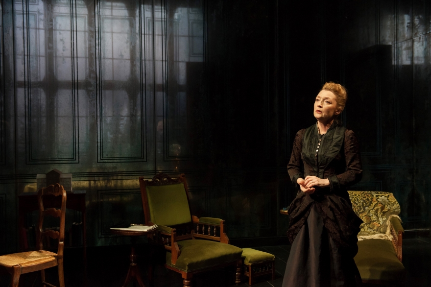 Среда, 10 январяПопасть на спектакль «Призраки» в театре «Алмейда» практически нереально, зато есть возможность увидеть постановку на большом экране