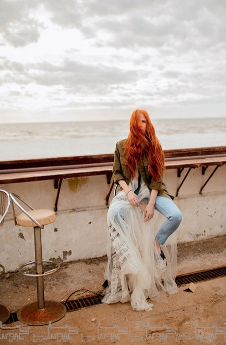 Саша Федорова примеряет вещи финалистов «Новые имена в дизайне»-2015 в съемке для журнала