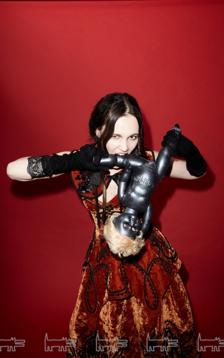 Художница Ирина Дрозд в одежде победительницы конкурса «Новые имена в дизайне-2017» Natasha Timofeeva