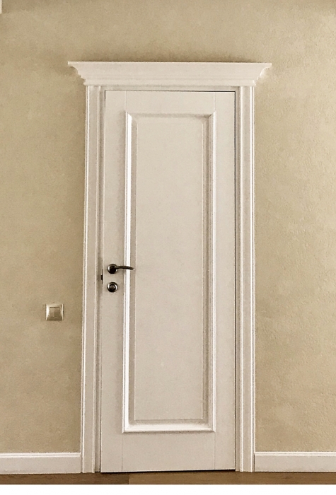 Двери «Маэстро» от салона Leonardo Studio намеренно выбраны отличного от стен цвета: их парадный вид придает интерьеру нарядный вид.