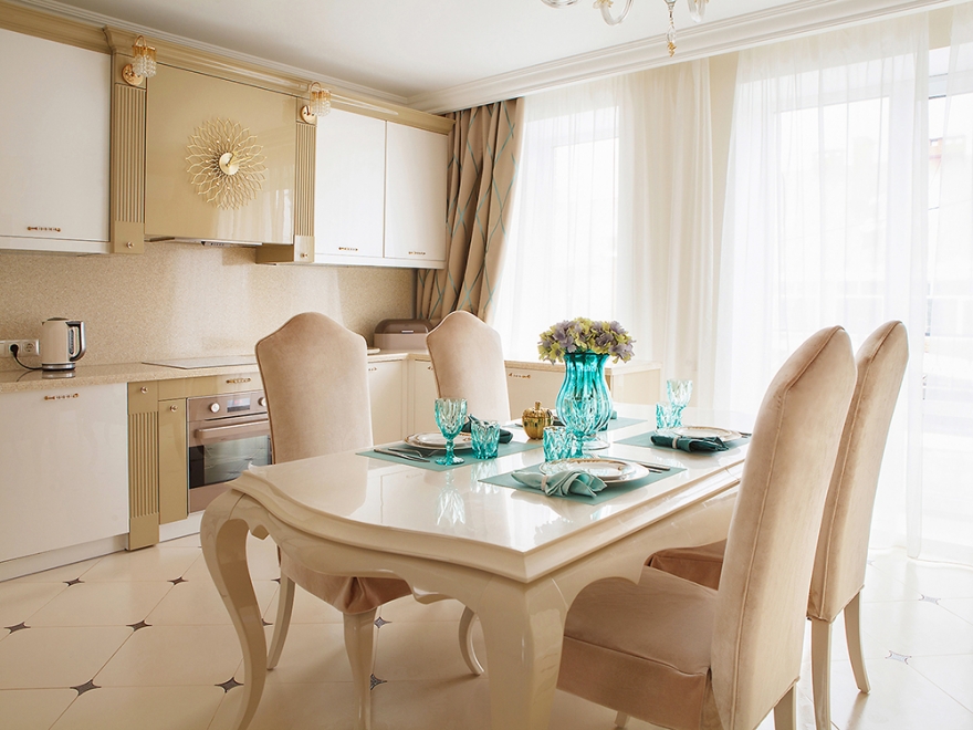 Эксклюзивные предметы мебели: кухня, кровать в детской, шкафы – выполнены на заказ мебельным ателье Дмитрия Карпова.