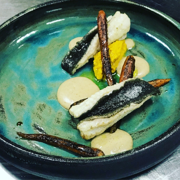 треска с пряной морковью и пеной из хлеба