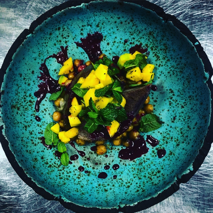 томленый язык с нутом, манго и мятой