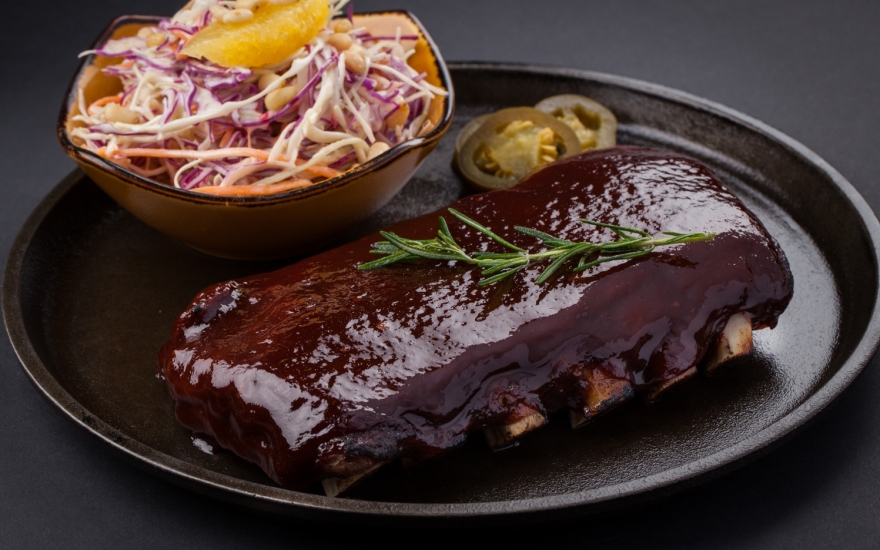 Пряные свиные ребра BBQ