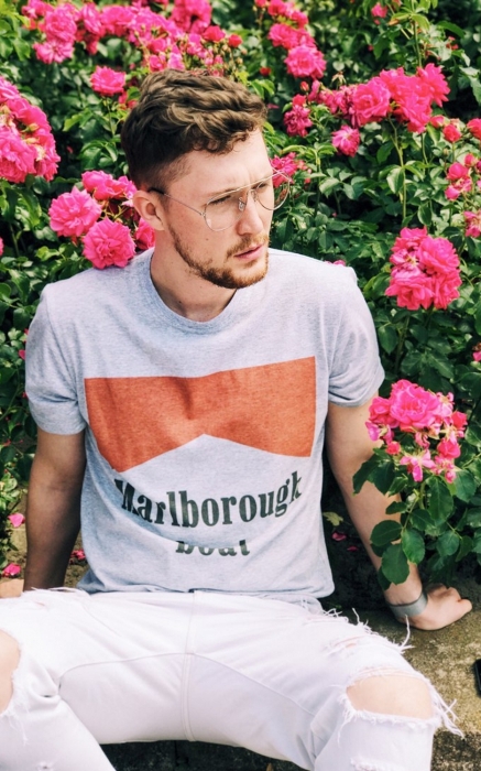 Юра в футболке из коллекции Saint-Tokyo осень-зима 2017/18