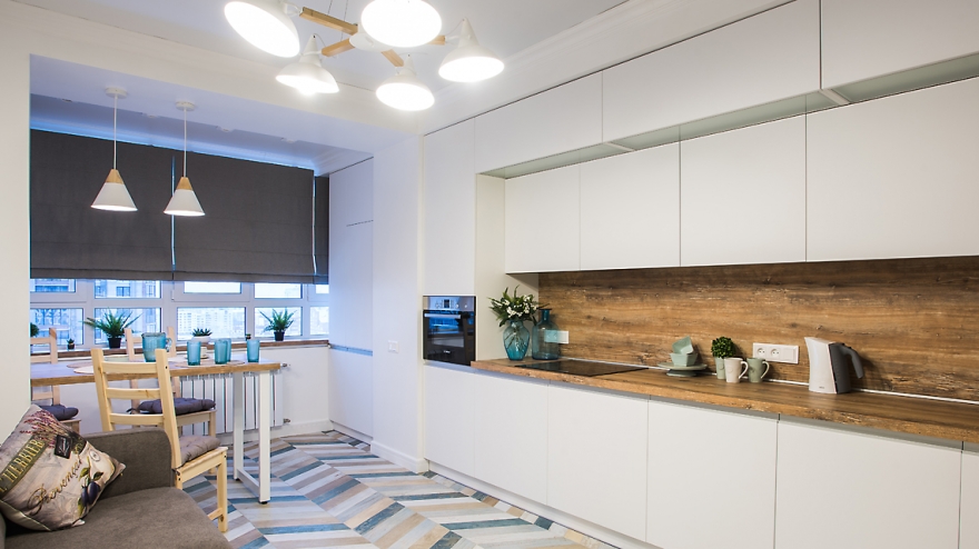 Кухонный гарнитур из серии Around оснащен дополнительным верхним ярусом, который повышает вместительность кухни и скрывает инженерные коммуникации – и