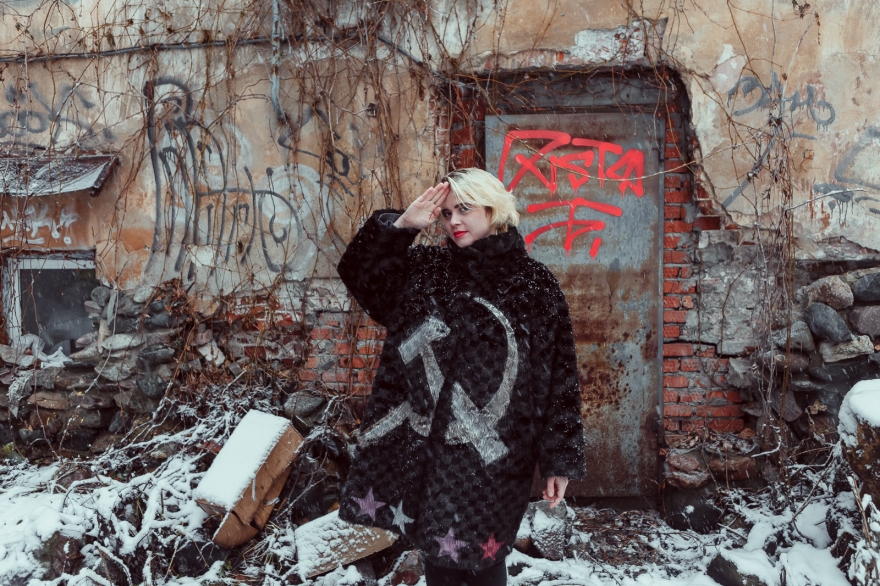 Специально для съемки в журнале "НН.Собака.ru" шубу из секонд-хэнда превратили в арт-объект