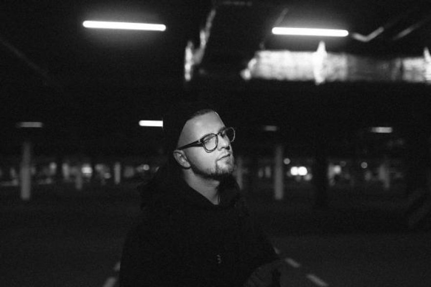 Четверг, 1 февраляМакс Куббе — узнаваемый исполнитель на отечественной независимой сцене и лидер групп KIROV и AURORAW. Парень едет к нам из Северной