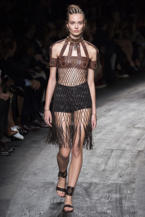 Показ коллекции Valentino весна-лето 2016. Тогда бренд обвинили в «присвоении чужих культурных традиций» (африканские платья демонстрировали