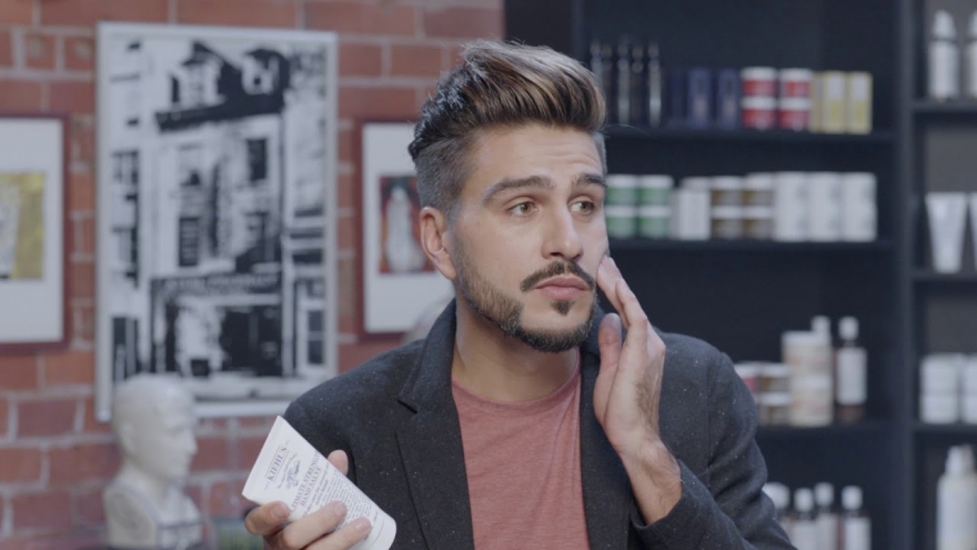 Телеведущий Евгений Савин