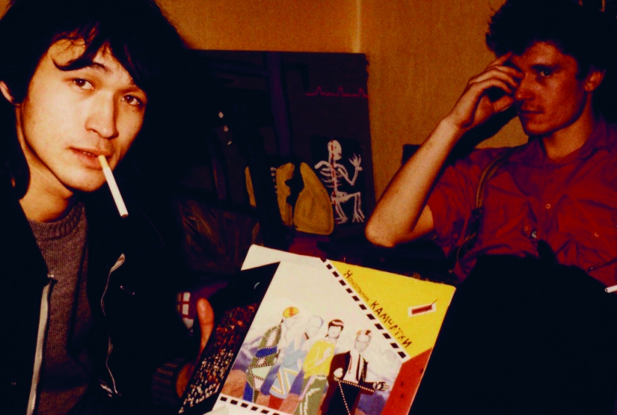 В. Цой и Г. Гурьянов демонстрируют обложку пластинки «Начальник Камчатки». 1984. Фото Дж. Стингрей.