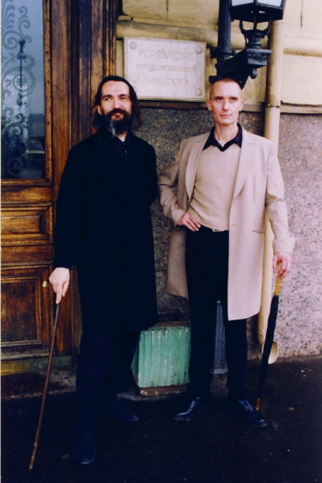 Т. Новиков и Г. Гурьянов у Малого подъезда Эрмитажа. 1999. Фото И. Роман.