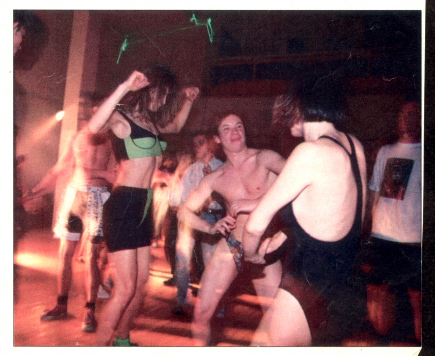 Вечеринка «Акваделика» в бассейне ЛИИЖТа. Африка, И. Куксенайте, А. Хлобыстин, А. Митрофанова. 1992. Фото из архива О. Тобрелутс.