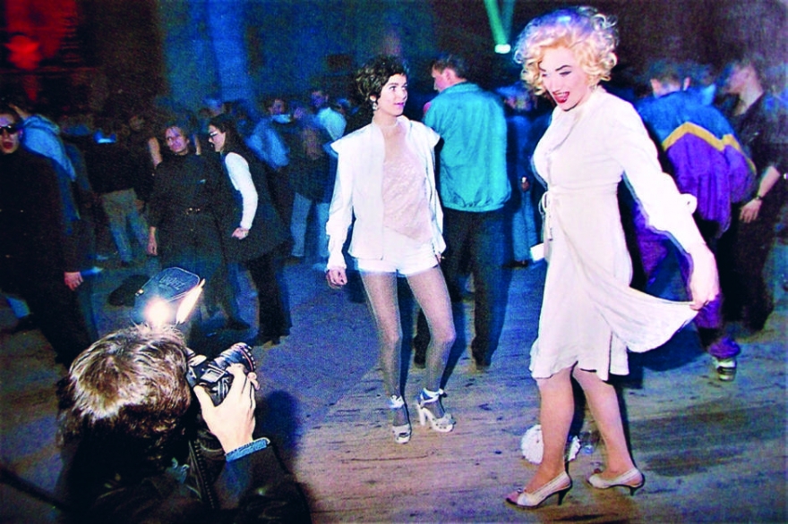 «Мобиле-пати». 1992. Наряды А. Леоновой и В. Мамышева-Монро контрастируют с физкультурными костюмами местной публики.