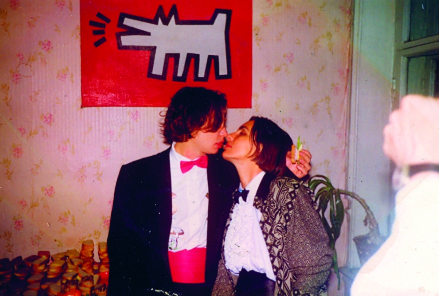 На этой фотографии обращает на себя внимание смокинг на посетителе техно-вечеринки на Фонтанке, 145 и толщина «культурного слоя» из бутербродов на