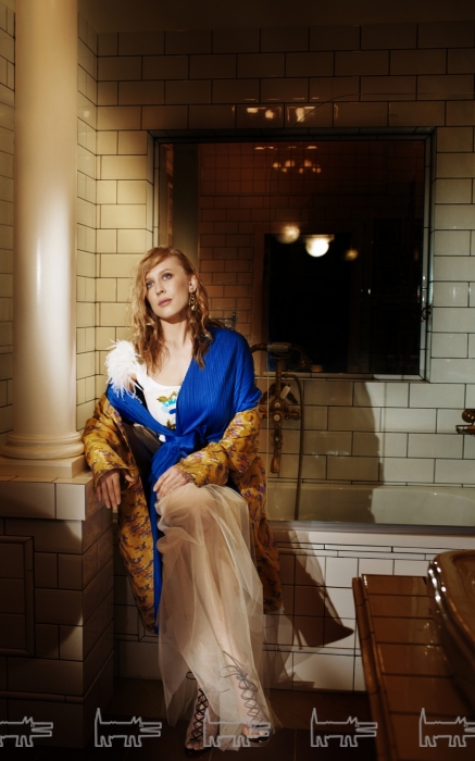 На Злате Ялинич: пальто Dries Van Noten, блуза и пояс Pleats Please by Issey Miyake, майка No. 21, ботильоны Gianvito Rossi, украшения Queensbee