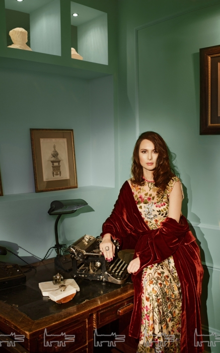 На Ольге Бузиной: платье Valentino Red, халат и пояс Morpho + Luna, кольцо Queensbee Collection (все — ДЛТ)