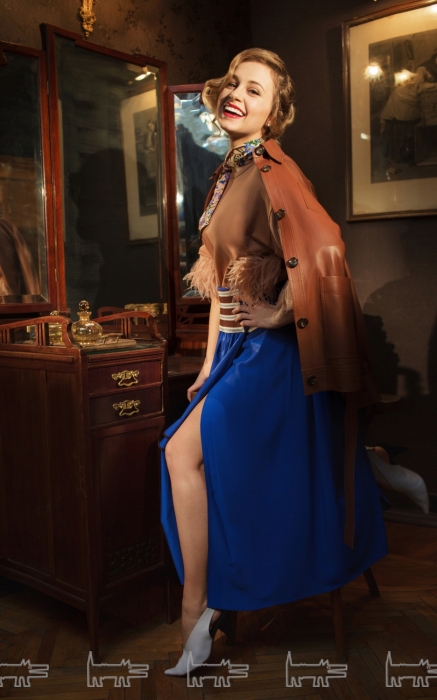 На Ульяне Жмурко: платок Gucci, топ No.21, юбка Marni, туфли Celina (все — ДЛТ)