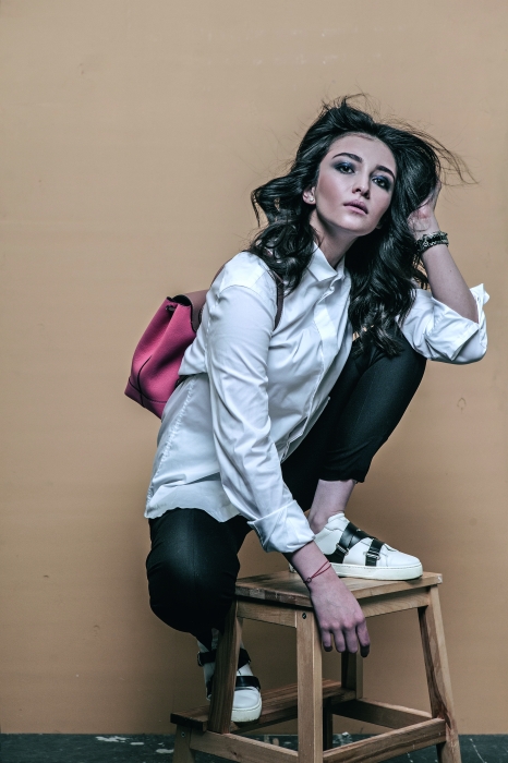 Тонкая и хрупкая, словно фарфоровая кукла, Эмма не прочь сыграть на контрастах и появиться в тотал-блэк луке, дополнив его угольно-черными смоки и