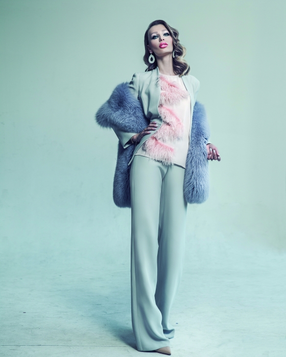 Светская львица, за стилем которой подписчики в Инстаграм следят так же пристально, как и за ее путешествиями по всему миру, с полным правом может