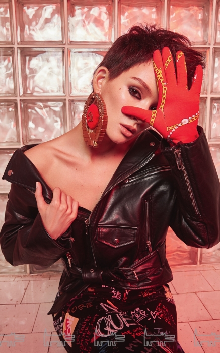 Паулина Андреева в серьге Dress Up Hero в нашей декабрьской съемке