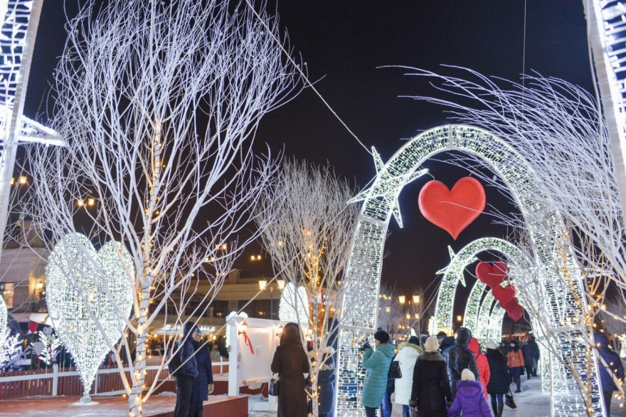 Суббота, 10 февраляКо Дню Св. Валентина Кремлевская набережная обновляется — новогодние декорации сменят Аллея Влюбленных, стена признаний и волшебное