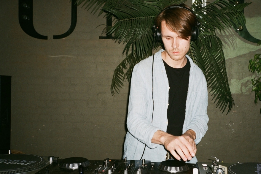 Суббота, 10 февраляОчередной заезжий диджей в «Соли» — ижевский Сергей Булдаков. Сегодня ночью он совместит в одном сете романтичные песни, модную