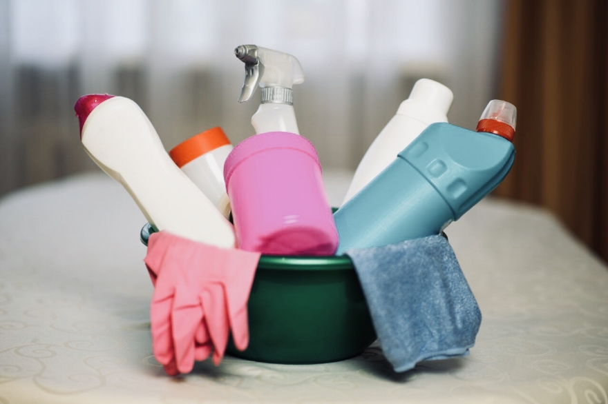 Воскресенье, 11 февраляУченый-химик и научный журналист Аркадий Курамшин разберет содержимое коробочек и бутылочек, которые мы покупаем, чтобы навести