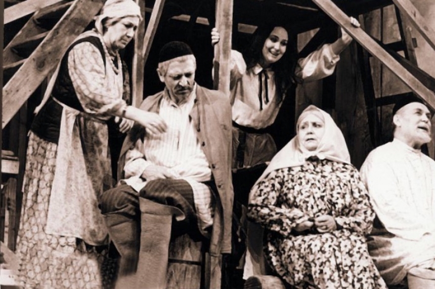 Пятница, 9 февраляВ центре второй встречи театральной школы «Камал Мәктәбе» — спектакль «Әлдермештән Әлмәндәр». С начала века этот спектакль о старике