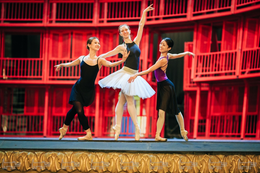 Солистки Екатеринбургского театра Оперы и балета, исполнительницы главной роли балета "Пахита" Екатерина Сапогова, Елена Кабанова, Мики