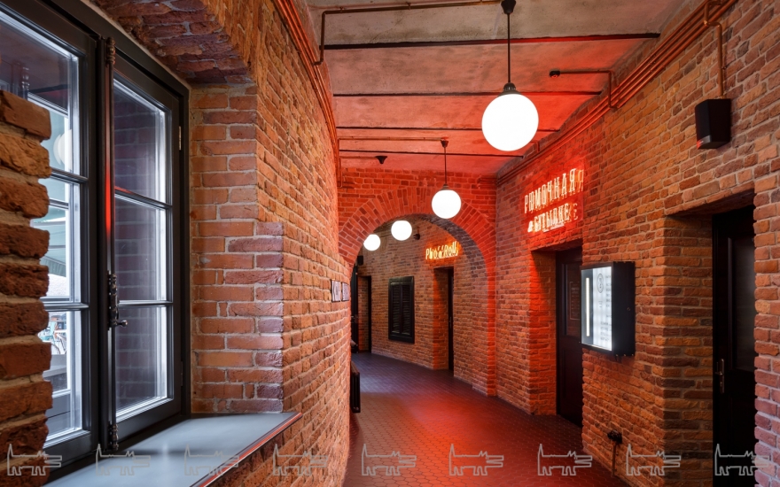 Открытая кирпичная кладка, деревянные панели, декоративная плитка — коридоры на каждом этаже «Бутылки» выглядят индивидуально.
