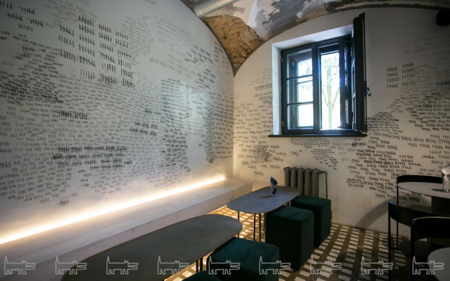 В угольных граффити на стенах пиццерии Camorra Isola дизайнеры Сергей Семич и Настя Артемьева остроумно обыграли тюремное прошлое здания.