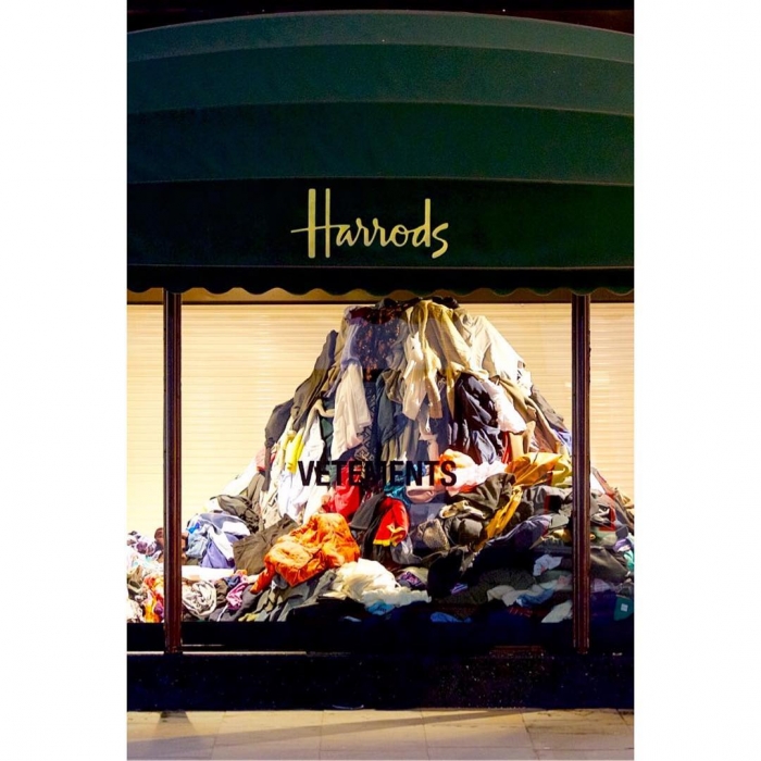 Новые витрины лондонского магазина Harrods — с инсталляцией из поношенных вещей от Vetements