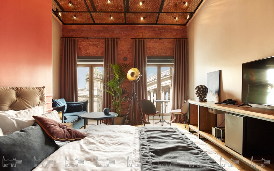 В части номеров отеля панорамный вид на колоннаду Казанского собора прилагается к дизайну в стиле лофт.