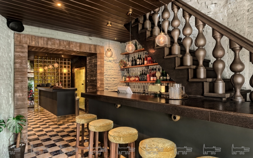 Интерьер декорирован оригинальной португальской плиткой «азулежу» и стилизацией под нее.