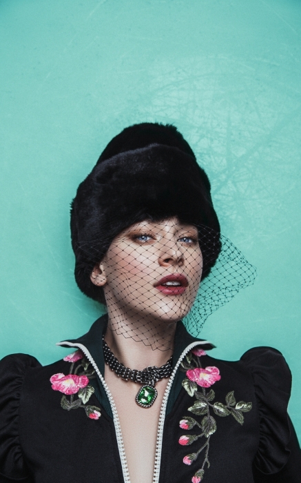 На Аглае Тарасовой: Костюм Gucci (ДЛТ), ожерелье Ulyana Sergeenko (Ulyana Sergeenko), шляпа Masterpeace (Fashion Incubator#1) Съемка для "Собака.ru"