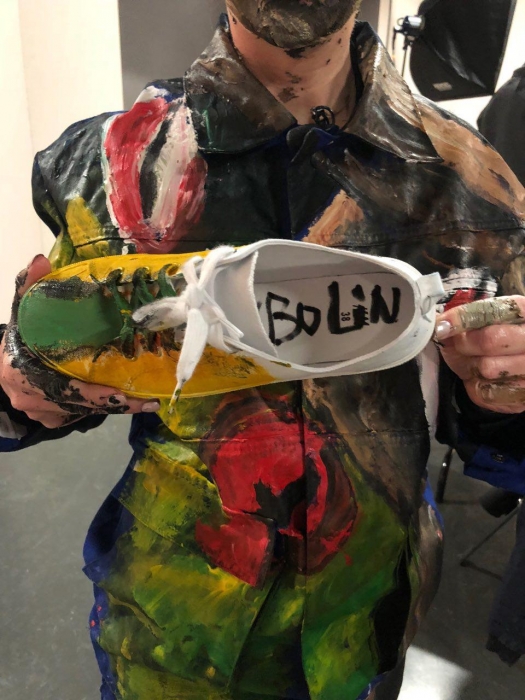 Лю Болин вписывает блогера Елену Шейдлину и ведущую Марию Сапожникову в картину "Сады Эдема"