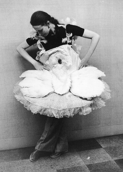 Майя Плисецкая примеряет пачку Анны Павловой