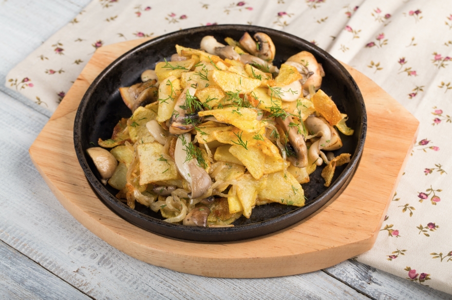Жареный картофель с грибами Всегда вкусная картошечка с шампиньонами, вешенками и белыми грибами, с чесноком, луком и зеленью. Еще один пример того