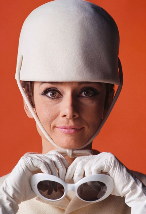 Одри Хепберн в образе от Андре Куррежа, 60-е