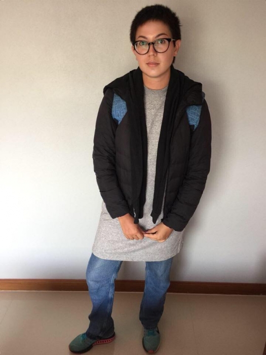 На фото: так я выглядела, когда меня забрали в тюрьму в Лондоне. Отсутствие идентификации как идентификация – две толстовки и пуховик Uniqlo, джинсы