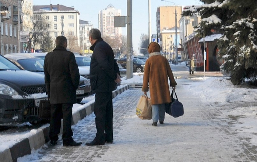 Помог донести. Пенсионерка.