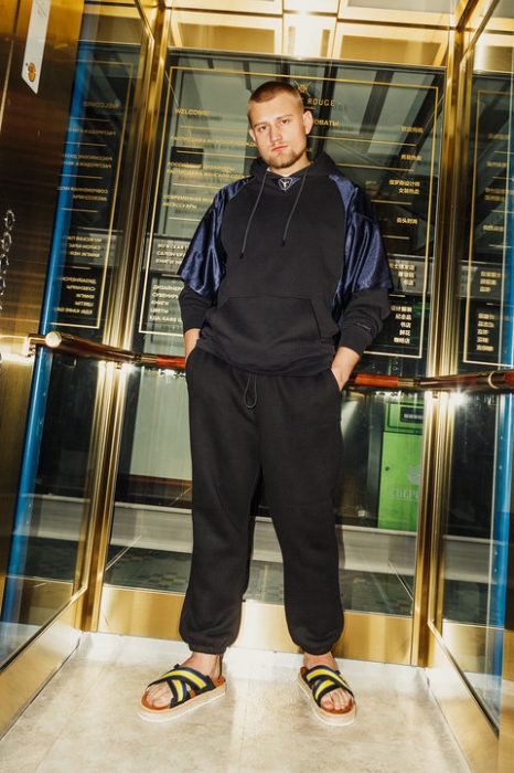 Свитшот Alexander Wang, 51300 руб. Футболка Alexander Wang, 9900 руб. Брюки Alexander Wang, 21700 руб. Шлепанцы MSGM, 15960 руб.