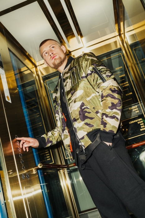 Жакет Tiger Of Sweden, 45800 руб. Бомбер The New Designers, 11100 руб. Брюки Alexander Wang, 21700 руб. Футболка Alexander Wang, 9900 руб. Кроссовки